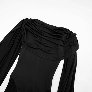 Détail du body noir à épaules dénudées avec plis élégants et manches en maille