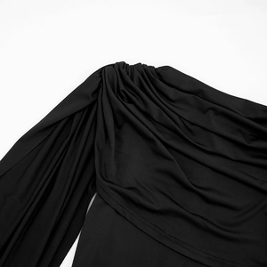 Détail de l'épaule plissée noire élégante avec texture de tissu drapé doux