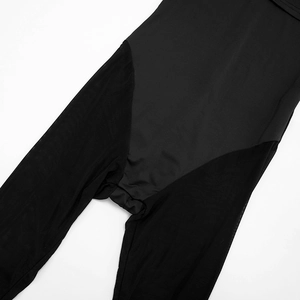 Vue détaillée du patchwork en résille et des coutures sur un legging noir ajusté