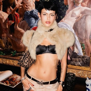 Ärmelloses beiges Kunstpelz-Crop-Top mit Spitzenunterwäsche und lässiger Cargohose