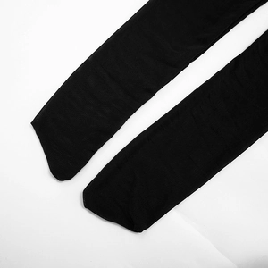 Détail du tissu en maille noire transparente et coutures précises du combishort