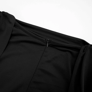 Gros plan d'une fermeture éclair invisible sur une combinaison noire ajustée en maille