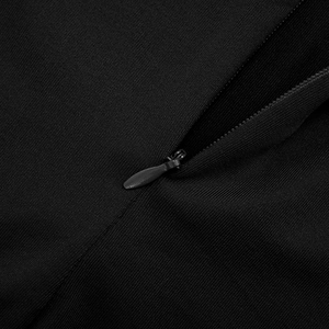 Détail macro de la fermeture éclair noire invisible sur le body en maille ajusté