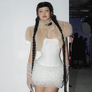 Detailansicht der kurzen Kunstpelzjacke mit gerüschtem Bustier und Schnürung vorne
