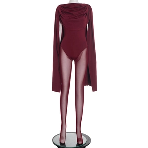 Détail du body bordeaux à manches cape avec un collant en maille transparente assorti