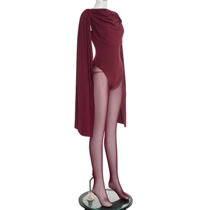 Détail de l'ensemble trois pièces bordeaux avec body, leggings en maille et châle