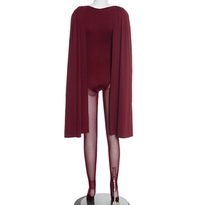Détail de l'ensemble combinaison bordeaux avec cape longue et fermeture éclair au dos