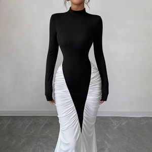 Vestido ajustado de manga larga en contraste blanco y negro con diseño fruncido