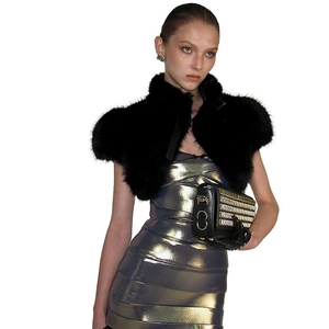 Schicke schwarze Kunstfell-Kurzweste für Damen mit sexy offener Front und weichem Flor
