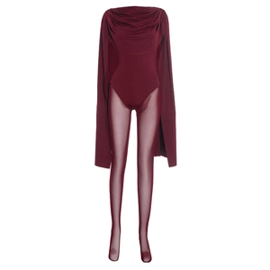 Détail du body bordeaux à col bénitier avec manches drapées et collants assortis unis