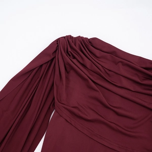 Vue détaillée du design plissé à l'épaule sur un body bordeaux ajusté et chic