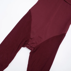 Détail du body rouge foncé montrant les coutures en mesh et la coupe à la taille
