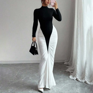 Vestido ajustado negro de manga larga con falda plisada blanca en diseño bicolor