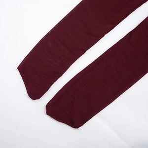 Vue détaillée de la pointe sans couture d'un collant en maille rouge foncé pour femme