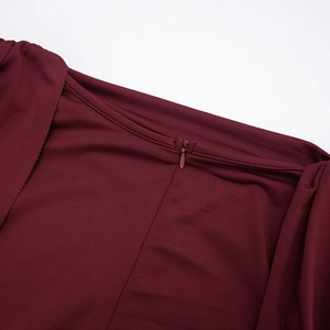 Gros plan sur la fermeture éclair invisible d'un body en maille rouge bordeaux chic
