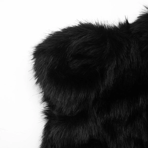 Makroaufnahme der hochwertigen Kunstpelz-Textur in Schwarz mit weichen, glatten Fasern