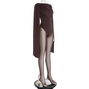 Détail d'un body marron foncé avec col plissé drapé et manches cape élégantes