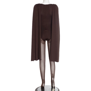 Vue détaillée d'une combinaison marron café avec manches cape élégantes en tissu extensible