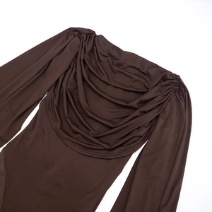 Détail de l'élégant décolleté drapé et du tissu en maille marron sur un haut cintré