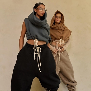 Women's streetwear sleeveless cropped hoodie with thick drawstring and oversized joggers