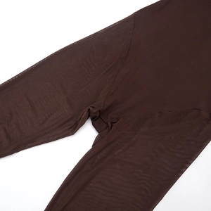 Vue macro détaillée du tissu en maille transparente marron foncé et des coutures