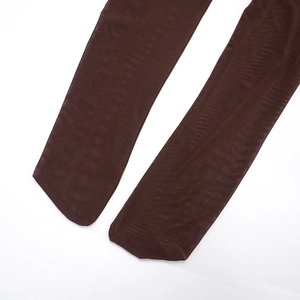 Gros plan sur le tissu en maille marron foncé semi-transparent et les coutures renforcées