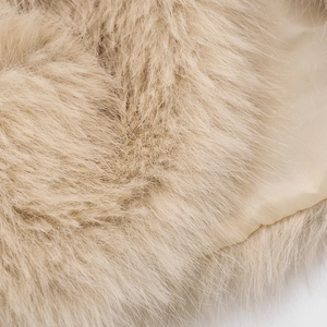 Detail der weichen beigen Kunstfelltextur mit glattem Innenfutter des Crop Tops