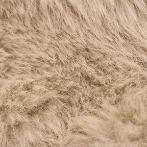 Nahaufnahme des weichen beigen Kunstfell-Materials mit dichter und flauschiger Textur
