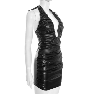 Détail de la mini robe noire en similicuir avec col licou, décolleté en V et plis froncés
