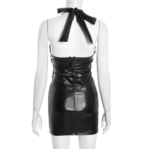 Détail d'une mini-robe en simili cuir avec dos nu et grand nœud papillon au décolleté