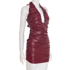 Détails de la mini robe dos nu en cuir PU bordeaux avec des plis froncés chics