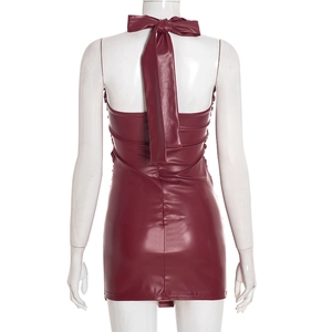 Détail du grand nœud décoratif au dos de cette mini robe en cuir PU rouge vin