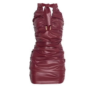 Détail de la robe mini en similicuir bordeaux avec texture froncée et décolleté en V dos nu