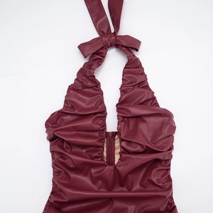 Détails de la robe dos nu en simili cuir bordeaux avec décolleté en V et fronces élégantes