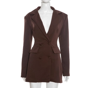 Elegante vestido blazer cruzado de color marrón oscuro con corte entallado y bolsillos
