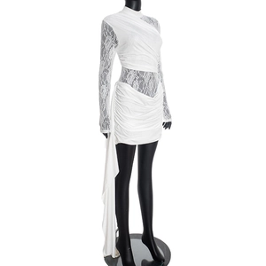 Detail eines weißen Spitzen-Minikleids mit elegantem Schulter-Draping und langem Stoffband