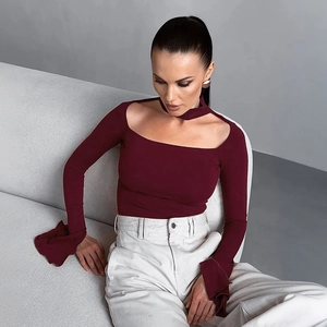 Détail du haut en maille bordeaux avec col choker et élégants poignets à volants évasés