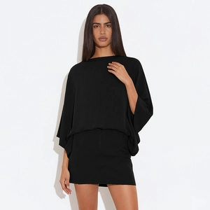 Robe courte élégante noire unie avec manches chauve-souris et coupe ajustée moderne