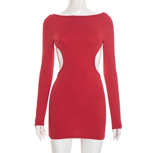 Détail des découpes latérales à la taille d'une robe courte rouge à manches longues