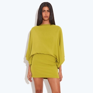 Robe courte jaune moutarde à manches chauve-souris avec dos drapé et silhouette élégante
