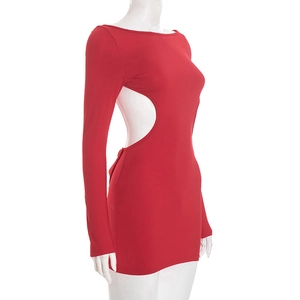 Détail de la découpe latérale et de la texture en maille rouge de la robe courte