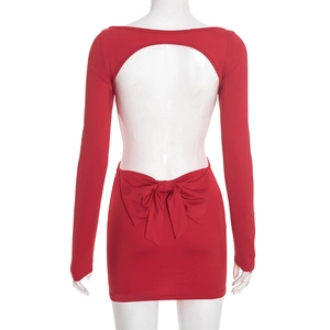 Détail d'une robe rouge ajustée avec un dos ouvert et un grand nœud papillon décoratif