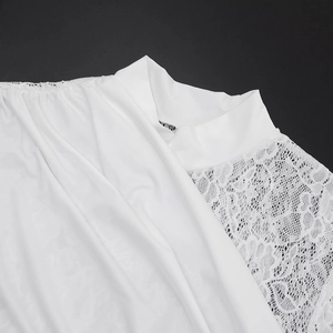 Detailaufnahme des weißen Kleides mit Stehkragen und Ärmeln aus Blumen-Spitze