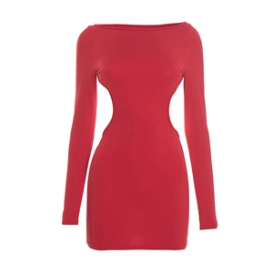 Détail de la robe mini rouge à manches longues avec découpes à la taille et coupe slim