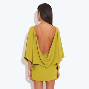 Détail de la robe mini dos nu jaune moutarde avec un col bénitier drapé et dos ouvert