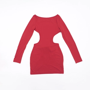 Détail d'une robe courte rouge à manches longues avec découpes à la taille et coupe ajustée