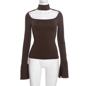 Détail du haut moulant café pour femmes avec col carré style choker et manches évasées