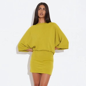 Détail de la robe jaune moutarde à manches chauve-souris avec taille ajustée et maille fine