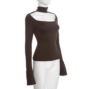 Détail d'un élégant haut marron café cintré avec décolleté carré ajouré et manches évasées