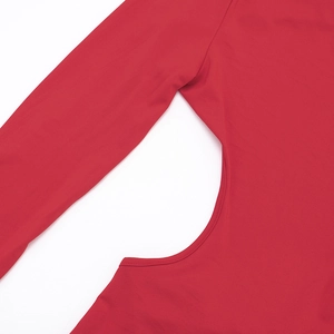 Détail de la robe rouge ajustée montrant l'ajourure latérale et les finitions soignées